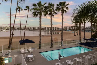 Photo 2 - Jamaica Bay Inn Marina Del Rey,Tapestry Collection by Hilton