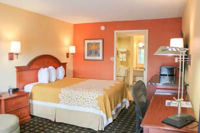Photo 4 - Rose Garden Inn & Suites