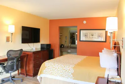 Photo 5 - Rose Garden Inn & Suites