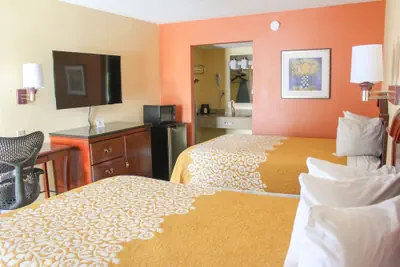 Photo 3 - Rose Garden Inn & Suites