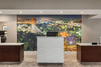 Photo 3 - La Quinta Inn & Suites by Wyndham Arlington North 6 Flags Dr