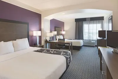 Photo 5 - La Quinta Inn & Suites by Wyndham Arlington North 6 Flags Dr
