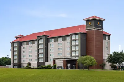 Photo 2 - La Quinta Inn & Suites by Wyndham Arlington North 6 Flags Dr
