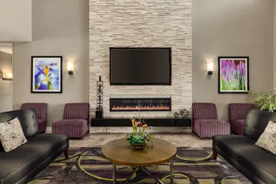 Photo 4 - La Quinta Inn & Suites by Wyndham Arlington North 6 Flags Dr