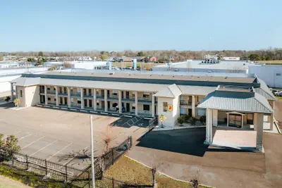 Photo 2 - Super 8 by Wyndham Jackson MS Near the Fairgrounds