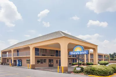 Photo 2 - Days Inn by Wyndham Clinton
