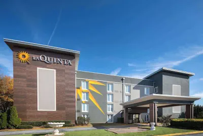 Photo 2 - La Quinta Inn & Suites by Wyndham Atlanta Airport South