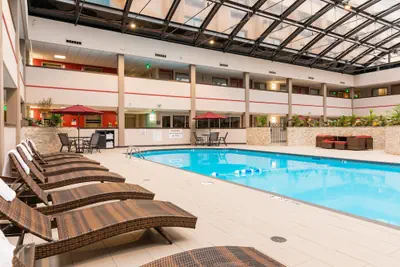 Photo 2 - Holiday Inn Brookfield - ​​Milwaukee by IHG
