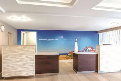 Photo 4 - La Quinta Inn & Suites by Wyndham Portland DT/Maine Med