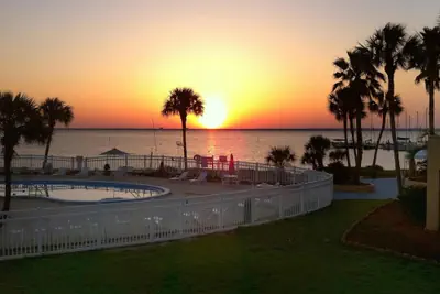 Photo 2 - Quality Inn & Suites Gulf Breeze Bayside near Pensacola Beach