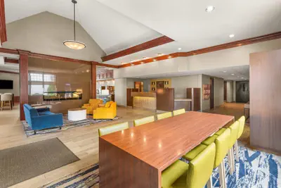 Photo 4 - Comfort Suites Green Bay West