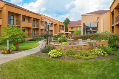 Photo 2 - Courtyard by Marriott Chicago Deerfield