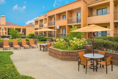 Photo 2 - Courtyard by Marriott Chicago Deerfield