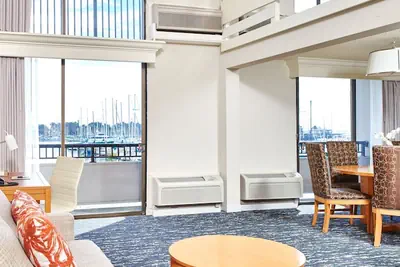 Photo 5 - DoubleTree by Hilton Hotel Berkeley Marina