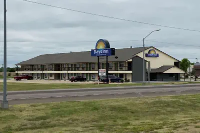 Photo 2 - Days Inn by Wyndham Pratt