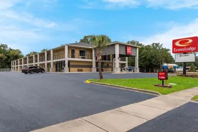 Photo 2 - Econo Lodge Cheraw Market Street