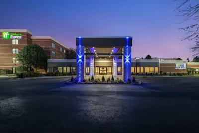 Photo 2 - Holiday Inn Express Naperville by IHG