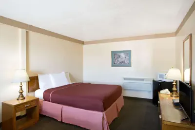 Photo 4 - Howard Johnson by Wyndham Brigham City