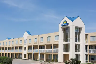 Photo 2 - Days Inn by Wyndham West Des Moines / Clive