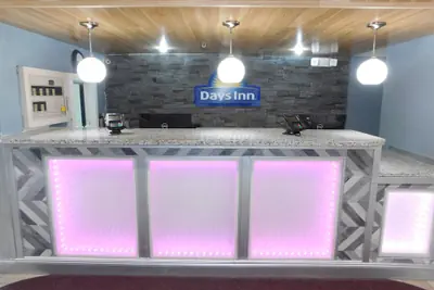 Photo 5 - Days Inn by Wyndham West Des Moines / Clive