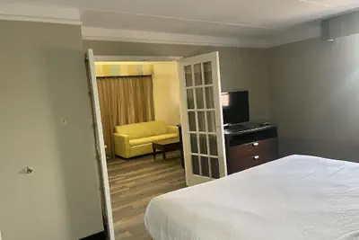 Photo 4 - Quality Inn & Suites Tuscaloosa near University