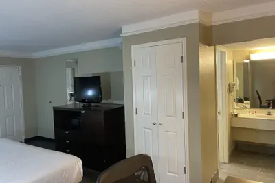 Photo 2 - Quality Inn & Suites Tuscaloosa near University