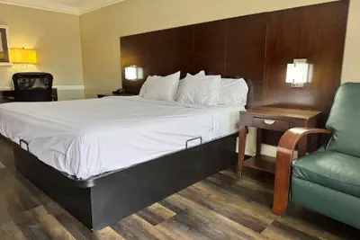 Photo 4 - Quality Inn & Suites Tuscaloosa near University