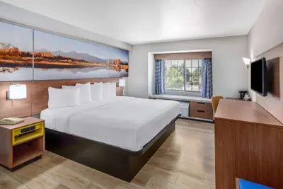 Photo 5 - Days Inn & Suites by Wyndham Greeley