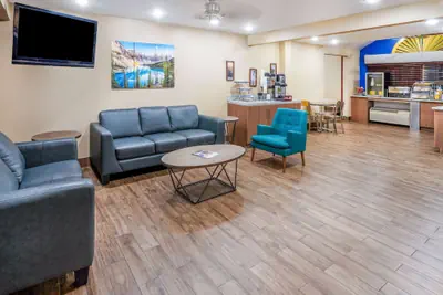 Photo 4 - Days Inn & Suites by Wyndham Greeley