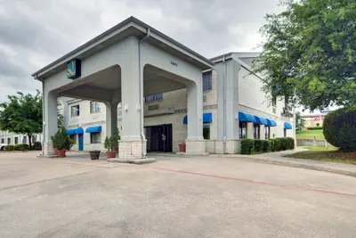 Photo 2 - Quality Inn & Suites Grand Prairie South