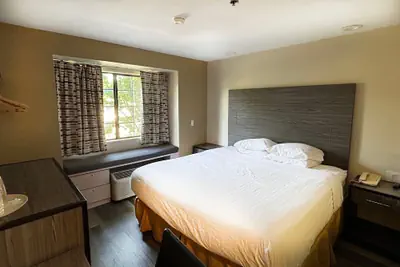 Photo 4 - Travelodge by Wyndham Arlington/Dallas Area