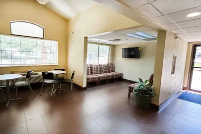 Photo 2 - Travelodge by Wyndham Arlington/Dallas Area