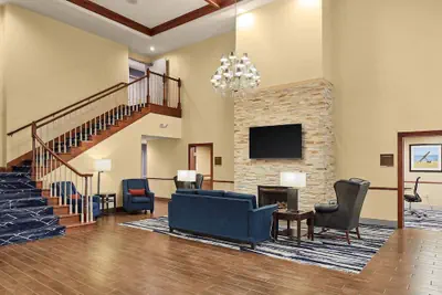 Photo 4 - Comfort Suites Milwaukee Airport