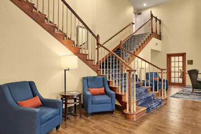 Photo 5 - Comfort Suites Milwaukee Airport