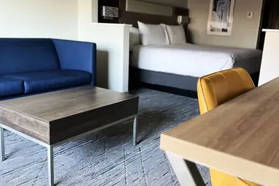 Photo 2 - Holiday Inn Express Hotel & Suites Portland-Jantzen Beach by IHG