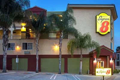 Photo 2 - Super 8 by Wyndham Los Angeles Downtown