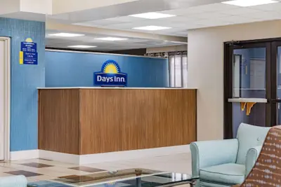 Photo 5 - Days Inn & Suites by Wyndham Savannah Midtown