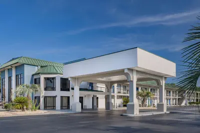 Photo 2 - Days Inn & Suites by Wyndham Savannah Midtown
