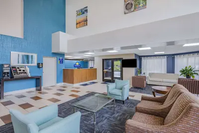 Photo 4 - Days Inn & Suites by Wyndham Savannah Midtown