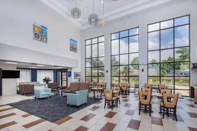Photo 3 - Days Inn & Suites by Wyndham Savannah Midtown