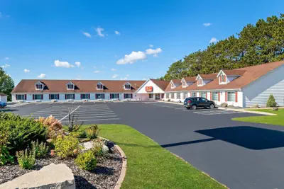 Photo 2 - Econo Lodge Inn & Suites Eau Claire South