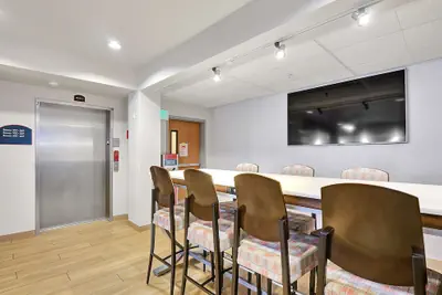 Photo 2 - Executive Residency by Best Western Navigator Inn & Suites