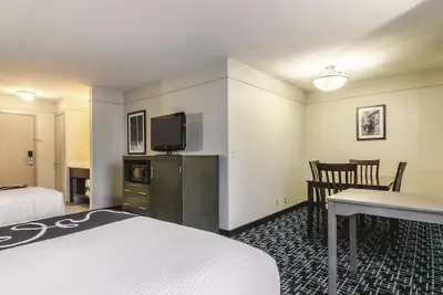 Photo 5 - La Quinta Inn & Suites by Wyndham Kansas City Airport
