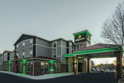 Photo 2 - La Quinta Inn & Suites by Wyndham Kansas City Airport