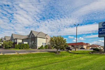 Photo 2 - Best Western Crown Inn & Suites