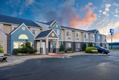 Photo 2 - Microtel Inn & Suites by Wyndham Burlington