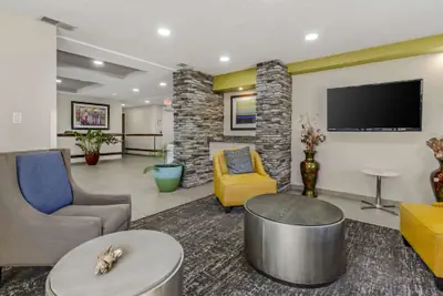 Photo 5 - Clarion Pointe Staunton East