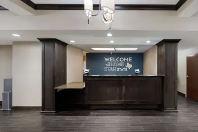 Photo 5 - Hampton Inn Marshall