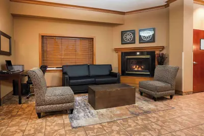 Photo 4 - La Quinta Inn & Suites by Wyndham Portland Airport