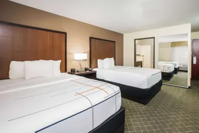 Photo 5 - La Quinta Inn & Suites by Wyndham Portland Airport
